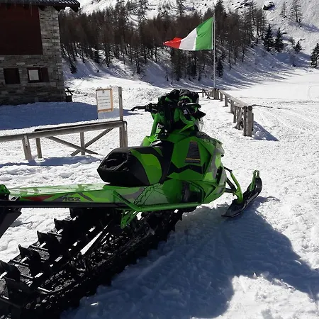 Agroturismo Rifugio Al Del Mortirolo In Inverno Raggiungibile Solo A Piedi Monno