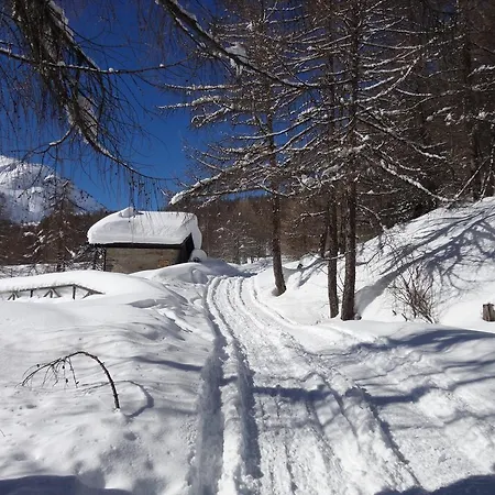 Rifugio Al Del Mortirolo In Inverno Raggiungibile Solo A Piedi *