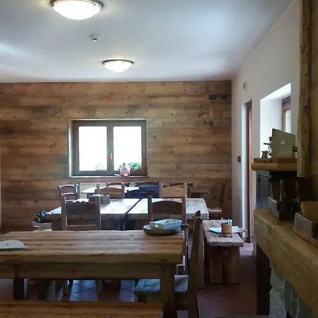 Rifugio Al Del Mortirolo In Inverno Raggiungibile Solo A Piedi Feriegård