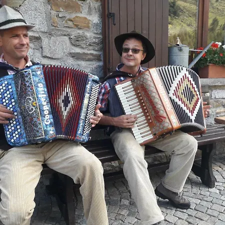 Feriegård Rifugio Al Del Mortirolo In Inverno Raggiungibile Solo A Piedi Monno